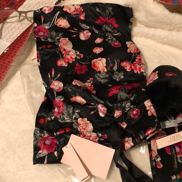 COPY - NWT Victoria Secret Flowered slippers - Picture 7 of 8